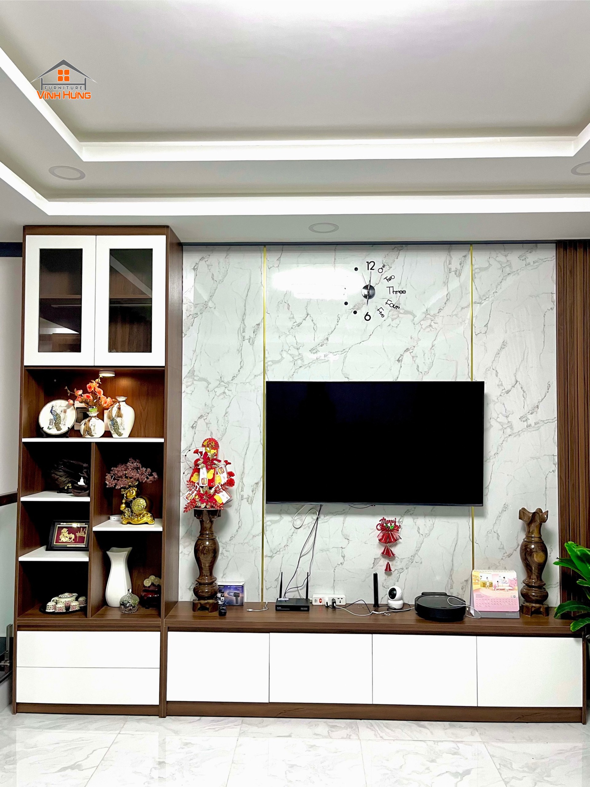 Kệ tivi tích hợp tủ trang trí giúp gia chủ tận dụng được không gian để đồ vừa có thể décor những chậu hoa xinh xắn